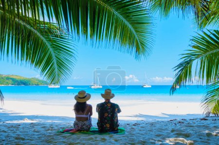 Anse Lazio Praslin Seychellen, ein junges Paar an einem tropischen Strand während eines Luxusurlaubs auf den Seychellen. Tropischer Strand Anse Lazio Praslin Seychellen