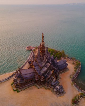 Téléchargez les photos : Sanctuaire de la Vérité, Pattaya, Thaïlande, temple en bois au bord de l'océan au coucher du soleil sur la plage de Pattaya. Temple de la Vérité en Thaïlande vue de drone d'en haut - en image libre de droit