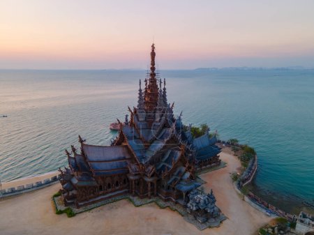 Téléchargez les photos : Sanctuaire de la Vérité, Pattaya, Thaïlande au coucher du soleil vu d'un angle élevé depuis un drone - en image libre de droit