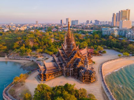 Téléchargez les photos : Sanctuaire de la Vérité, Pattaya, Thaïlande, temple en bois au bord de l'océan au coucher du soleil - en image libre de droit
