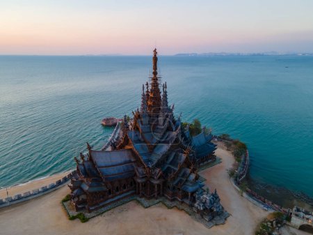 Téléchargez les photos : Sanctuaire de la Vérité, Pattaya, Thaïlande, temple en bois au bord de l'océan au coucher du soleil sur la plage de Pattaya. Temple de la Vérité en Thaïlande - en image libre de droit