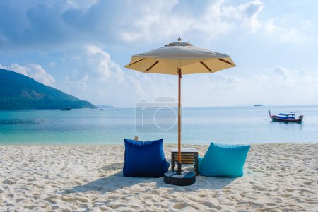 Téléchargez les photos : Chaises longues sur la plage de l'île de Koh Kradan en Thaïlande par une journée ensoleillée - en image libre de droit