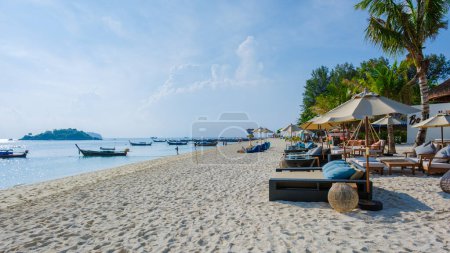 Foto de Sillas de playa en la playa de la isla de Koh Kradan en Tailandia en un día soleado - Imagen libre de derechos