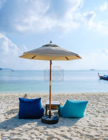 Téléchargez les photos : Chaises longues sur la plage de l'île de Koh Kradan en Thaïlande par une journée ensoleillée sur la plage - en image libre de droit