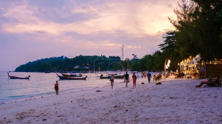Téléchargez les photos : Chaises longues sur la plage de l'île de Koh Kradan en Thaïlande par une journée ensoleillée sur la plage, Trang Koh Lipe Thaïlande Avril 2023 - en image libre de droit
