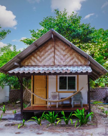 Foto de Bungalows cabaña de bambú en la playa en Tailandia. alojamiento sencillo para mochileros en Tailandia - Imagen libre de derechos