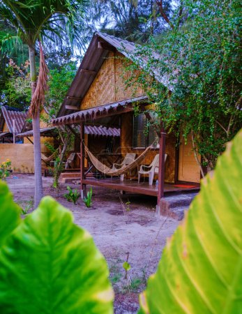 Foto de Bungalows cabaña de bambú en la playa en Tailandia. alojamiento sencillo para mochileros en Tailandia - Imagen libre de derechos