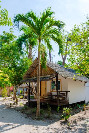 Foto de Bungalows en cabaña de bambú en la playa en Tailandia. - Imagen libre de derechos