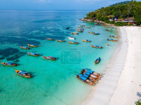 Téléchargez les photos : Vue sur drone sur la plage de l'île de Koh Lipe en Thaïlande avec des bateaux à queue longue dans l'océan sur une plage de sable blanc - en image libre de droit