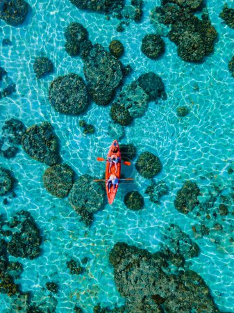 Téléchargez les photos : Couple avec un kayak sur une petite île en face de l'île de Ko Lipe Thaïlande, Kla Island - en image libre de droit