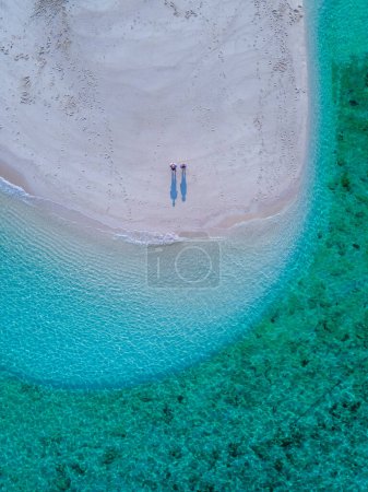 Téléchargez les photos : Couple d'hommes et de femmes sur la plage de Ko Lipe Island Thaïlande. drone vue aérienne d'un banc de sable dans l'océan - en image libre de droit