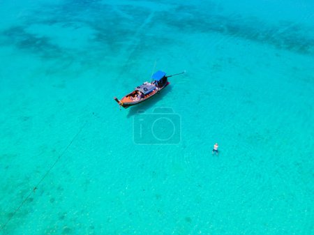 Foto de Vista del dron en la playa de la isla de Koh Kradan en Tailandia, vista aérea sobre la isla de Koh Kradan Trang con barcos de cola larga en el océano - Imagen libre de derechos