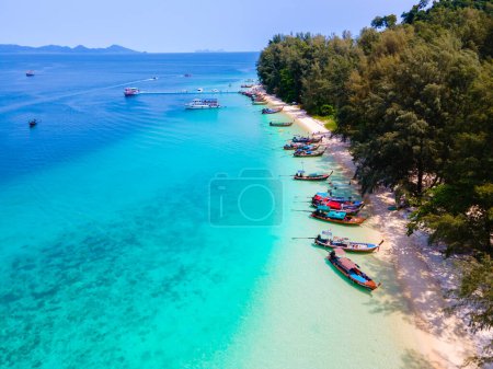 Téléchargez les photos : Vue de drone sur la plage de l'île de Koh Kradan en Thaïlande, vue aérienne sur l'île de Koh Kradan Trang avec des bateaux à queue longue dans l'océan - en image libre de droit