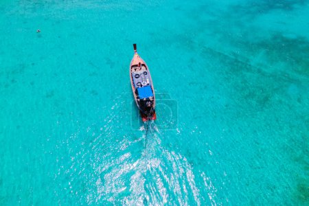 Téléchargez les photos : Vue de drone sur la plage de l'île de Koh Kradan en Thaïlande, vue aérienne sur l'île de Koh Kradan Trang avec des bateaux à queue longue dans l'océan par une journée ensoleillée - en image libre de droit