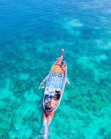 Téléchargez les photos : Vue de drone à la plage de l'île de Koh Kradan en Thaïlande, vue aérienne sur l'île de Koh Kradan Trang avec des bateaux à queue longue dans l'océan coloré turqouse - en image libre de droit