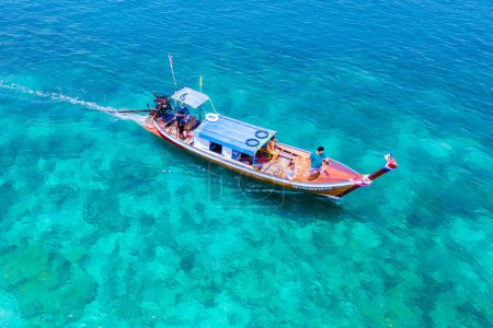 Drohnenblick am Strand der Insel Koh Kradan in Thailand, Luftaufnahme über die Insel Koh Kradan Trang mit Langschwanzbooten im türkisfarbenen Meer