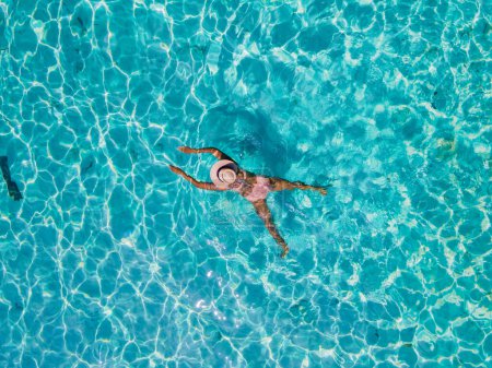 Téléchargez les photos : Vue par drone d'une femme asiatique nageant dans l'océan bleu turqouse de l'île de Koh Kradan en Thaïlande - en image libre de droit