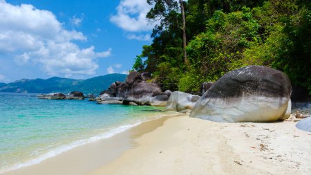 Téléchargez les photos : Koh Adang Island près de Koh Lipe Island Sud de la Thaïlande avec turqouse couleur océan et plage de sable blanc à Ko Lipe. Parc national de Tarutao - en image libre de droit