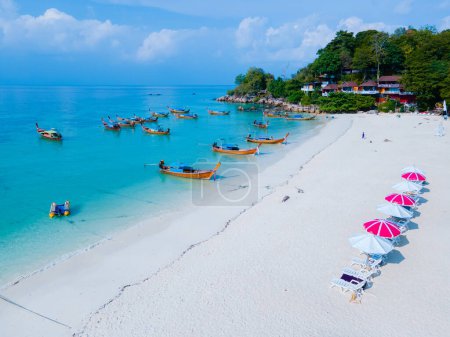 Téléchargez les photos : Koh Lipe Island Thaïlande du Sud avec turqouse couleur océan et plage de sable blanc à Ko Lipe pendant les vacances d'été en Thaïlande - en image libre de droit