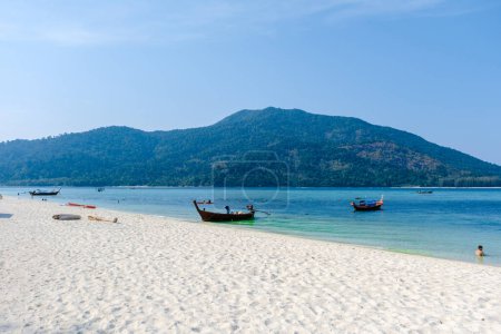 Foto de Koh Lipe Island Sur de Tailandia con turqouse color océano y playa de arena blanca en Ko Lipe en vacaciones de verano en Tailandia - Imagen libre de derechos