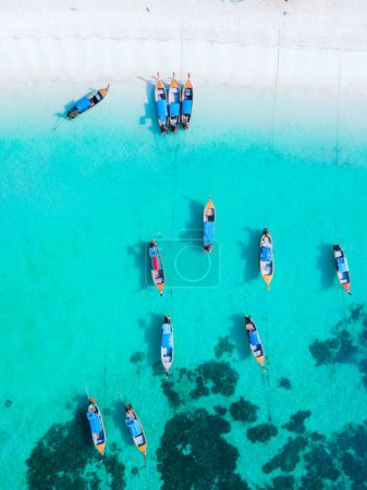 Foto de Barcos de cola larga en el océano azul de Koh Lipe Island Sur de Tailandia - Imagen libre de derechos