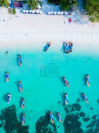 Téléchargez les photos : Bateaux à queue longue dans l'océan bleu de l'île de Koh Lipe en Thaïlande du Sud - en image libre de droit