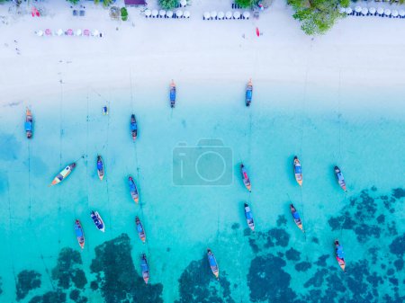 Téléchargez les photos : Bateaux à queue longue dans l'océan bleu de l'île de Koh Lipe en Thaïlande du Sud avec turqouse couleur océan et plage de sable blanc - en image libre de droit