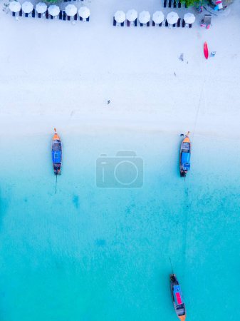 Foto de Barcos de cola larga en el océano azul de Koh Lipe Island sur de Tailandia y un océano de color turquesa - Imagen libre de derechos
