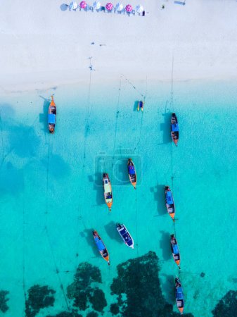 Téléchargez les photos : Bateaux à queue longue dans l'océan bleu de l'île de Koh Lipe en Thaïlande du Sud avec turqouse couleur océan et plage de sable blanc - en image libre de droit