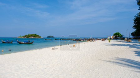 Foto de Barcos de cola larga en el océano azul de Koh Lipe Island sur de Tailandia con turqouse océano de color y playa de arena blanca - Imagen libre de derechos