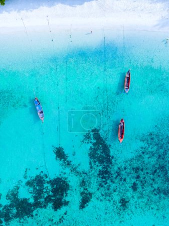 Foto de Barcos de cola larga en el océano azul de Koh Lipe Island sur de Tailandia con turqouse océano de color y playa de arena blanca en Ko Lipe. - Imagen libre de derechos