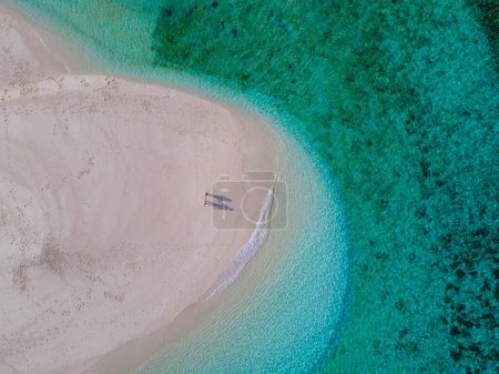 Téléchargez les photos : Couple d'hommes et de femmes sur un banc de sable blanc dans l'océan de Koh Lipe Island sud de la Thaïlande, avec turqouse couleur océan et sable blanc plage de sable à Ko Lipe par une journée ensoleillée - en image libre de droit