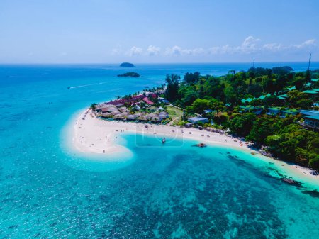 Téléchargez les photos : Banc de sable blanc dans l'océan de Koh Lipe Island sud de la Thaïlande, avec turqouse couleur océan et plage de sable blanc barre de sable à Ko Lipe par une journée ensoleillée - en image libre de droit