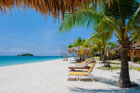 Téléchargez les photos : Chaises longues sur la plage de Koh Lipe Island sud de la Thaïlande, transat avec turqouse couleur océan et plage de sable blanc à Ko Lipe. - en image libre de droit