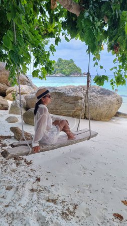 Téléchargez les photos : Koh Lipe Island Sud de la Thaïlande avec turqouse couleur océan et plage de sable blanc à Ko Lipe. une femme en vacances en Thaïlande marchant sur la plage - en image libre de droit