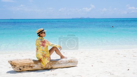 Foto de Isla Koh Lipe Sur de Tailandia con mar turquesa y playa de arena blanca en Ko Lipe. una mujer asiática de vacaciones en Tailandia caminando en la playa - Imagen libre de derechos