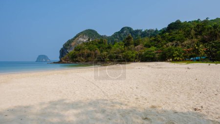 Foto de Koh Mook isla tropical en el mar de Andamán en Tailandia, playa tropical con arena blanca y turqouse océano de color con palmeras de coco. - Imagen libre de derechos
