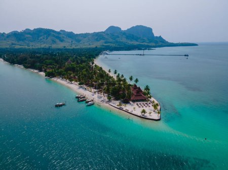 Téléchargez les photos : Koh Mook île tropicale dans la mer d'Andaman en Thaïlande, plage tropicale avec sable blanc et turqouse couleur océan avec cocotiers. - en image libre de droit