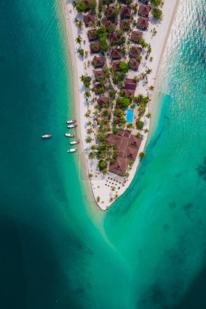 Téléchargez les photos : Koh Mook île tropicale dans la mer d'Andaman en Thaïlande, plage tropicale avec sable blanc et turqouse couleur océan avec cocotiers. Drone vue aérienne d'une île tropicale - en image libre de droit