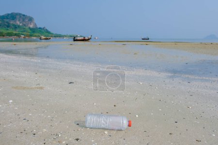 Téléchargez les photos : Bouteille en plastique sur une plage en Thaïlande. - en image libre de droit