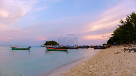 Foto de Puesta de sol en la playa de Koh Lipe Island Tailandia, una isla tropical con un océano azul y arena blanca y suave. Ko Lipe Island Tailandia - Imagen libre de derechos
