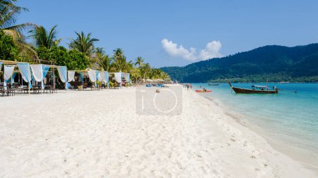 Téléchargez les photos : Koh Lipe Island Thaïlande, une île tropicale avec un océan bleu et sable blanc doux. Ko Lipe Island Thaïlande - en image libre de droit