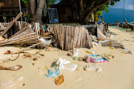 Téléchargez les photos : Érosion de la plage sur la plage de Koh Lipe Thaïlande. Érosion côtière en Thaïlande - en image libre de droit