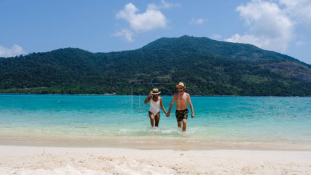 Foto de Pareja en la playa de Koh Lipe Island Tailandia, una isla tropical con un océano azul y arena blanca y suave. Ko Lipe Island Tailandia - Imagen libre de derechos