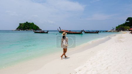 Téléchargez les photos : Asie femmes en vacances à Koh Lipe Island Thaïlande, une île tropicale avec un océan bleu et sable blanc doux. Ko Lipe Island Thaïlande - en image libre de droit