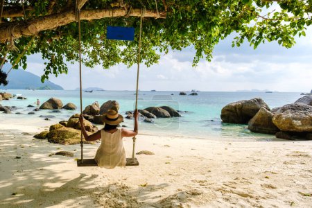 Téléchargez les photos : Asie femmes en vacances à Koh Lipe Island Thaïlande - en image libre de droit