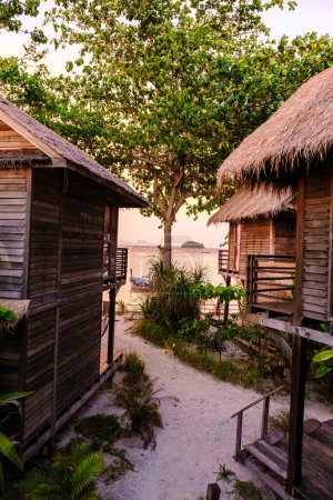 Téléchargez les photos : Bungalow sur la plage d'une île en Thaïlande, villa en bois sur la plage avec palmiers - en image libre de droit