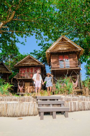 Foto de Bungalow en la playa de una isla en Tailandia, una villa de madera en la playa con palmeras, una pareja de vacaciones en Tailandia - Imagen libre de derechos