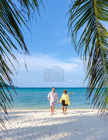 Téléchargez les photos : Couple marchant sur la plage de Koh Lipe Island Thaïlande, hommes et femmes sur une île tropicale avec un océan bleu et sable blanc doux. Ko Lipe Island Thaïlande - en image libre de droit