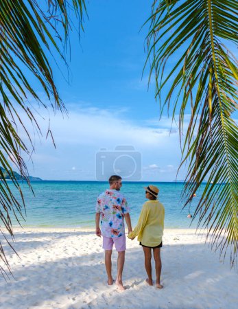 Téléchargez les photos : Couple marchant sur la plage de Koh Lipe Island Thaïlande, hommes et femmes sur une île tropicale avec un océan bleu et sable blanc doux. Ko Lipe Island Thaïlande - en image libre de droit
